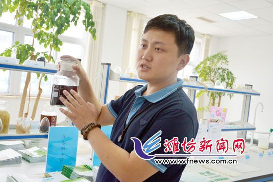 王曉凱正在介紹&ldquo;旱地寶&rdquo;的優(yōu)勢。